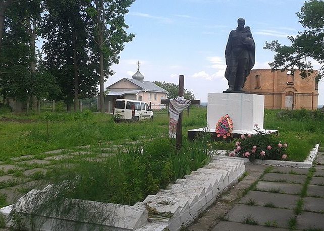 с. Витачов Обуховского р-на. Памятник в центре села, установленный в 1956 году на братской могиле воинов, погибшим в годы войны.