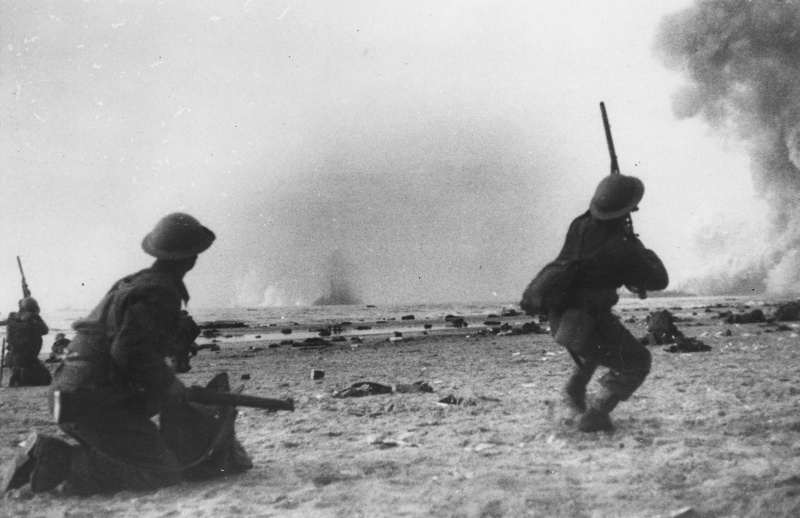 Британские солдаты ведут огонь по немецким самолётам, бомбящим пляж. Дюнкерк, 30 мая 1940 г.