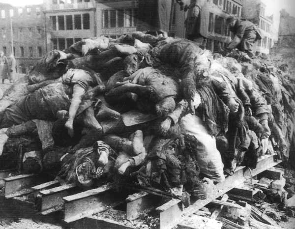 Сложенные для сжигания тела жителей Дрездена на площади Альтмаркт. Февраль 1945 г.