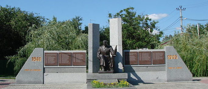 г. Ирпень (Гостомель). Мемориал, установленный в 1951 году на братской могиле воинов, погибших в годы войны. Среди них Герой Советского Союза Кулешов В.К.
