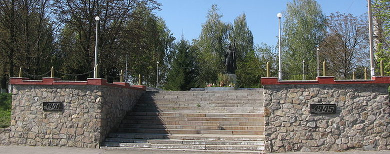 с. Германовка Обуховского р-на. Памятник, установленный в 1995 году на братской могиле воинов, погибших в годы войны. 