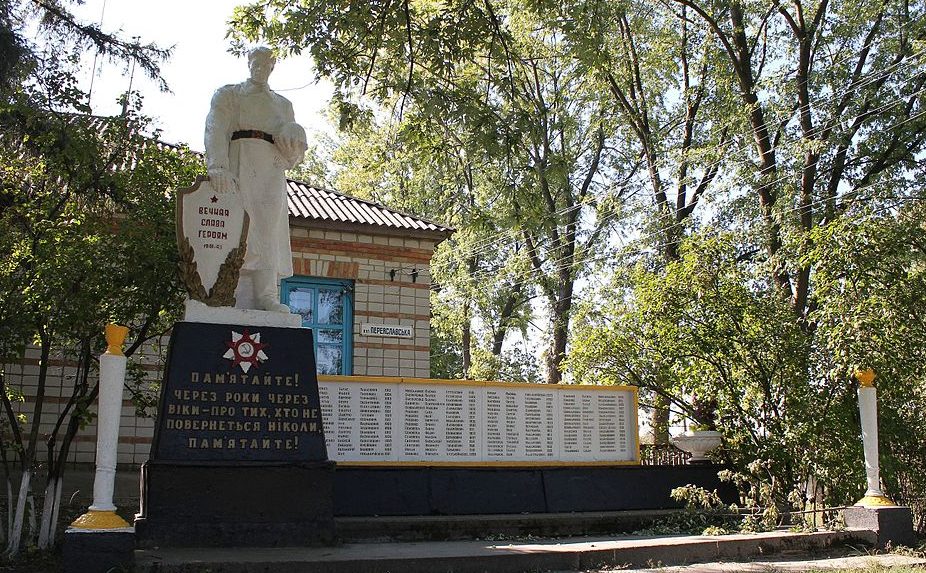 с. Пологи-Сапожки Переяслав-Хмельницкого р-на. Памятник у клуба, установленный в 1974 году воинам-односельчанам, погибшим в годы войны.