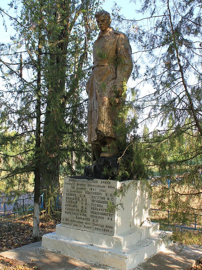 с. Панфилы Яготинского р-на. Памятник, установленный на братской могиле воинов, погибших в годы войны.
