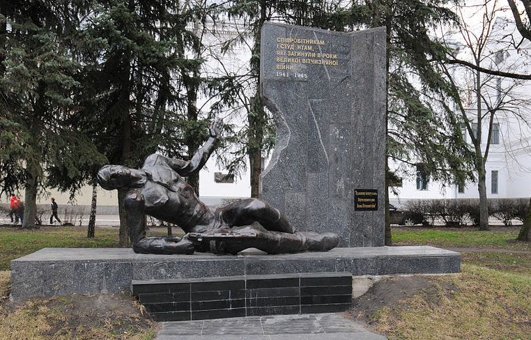 г. Белая Церковь. Памятник сотрудникам и студентам сельхозинститута, установленный в 1977 году на площади Соборной, погибшим в годы войны.