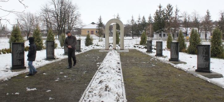 с. Саражинки Балтского р-на. Памятник на братской могиле советских воинов.