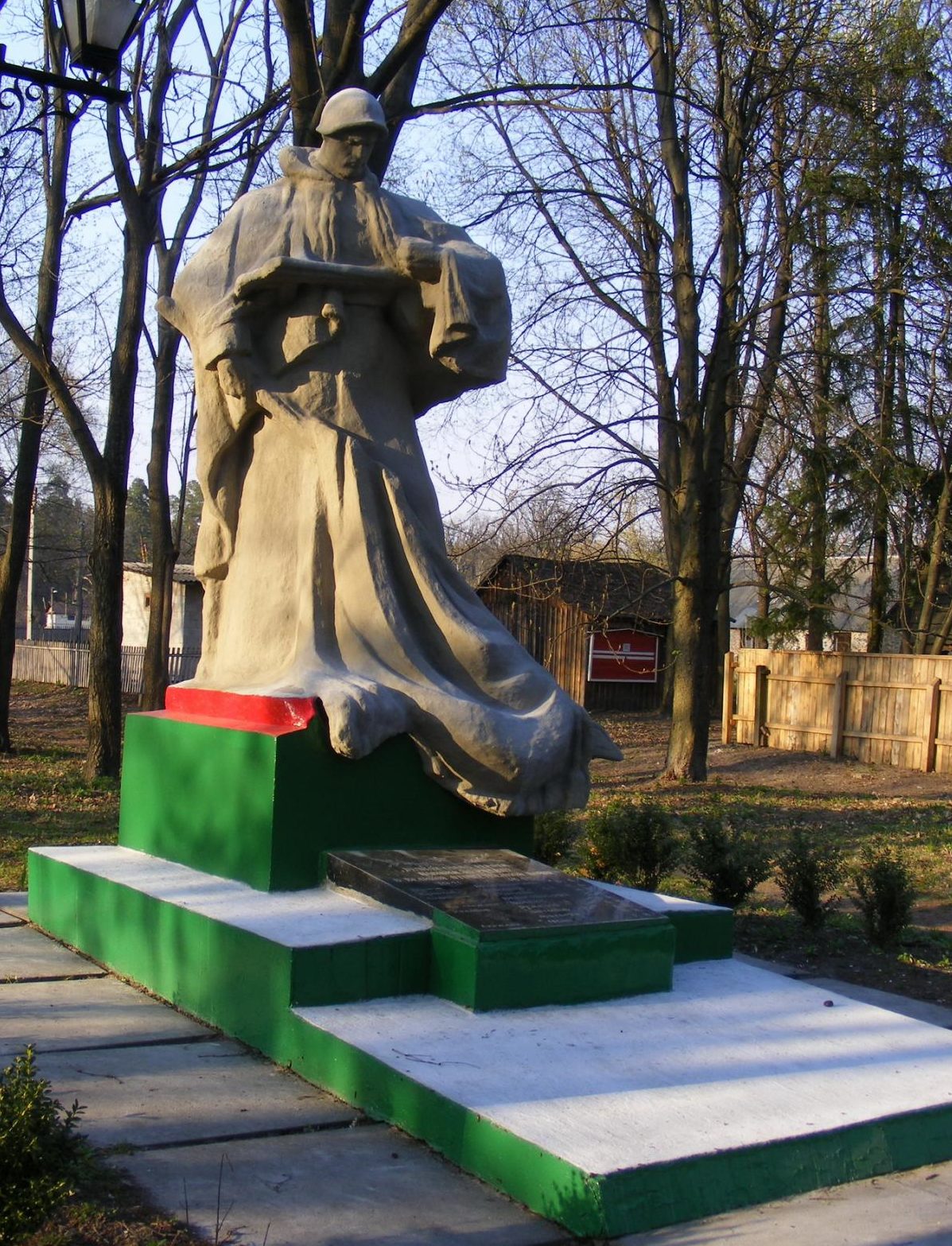 г. Бровары. Памятник в Дарницком лесничестве, установленный на братской могиле воинов, погибших в годы войны.