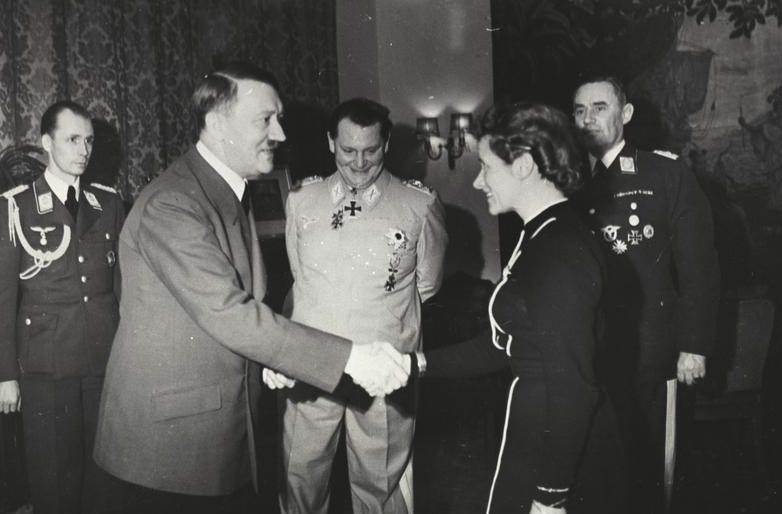 Гитлер награждает Хану Рейч.