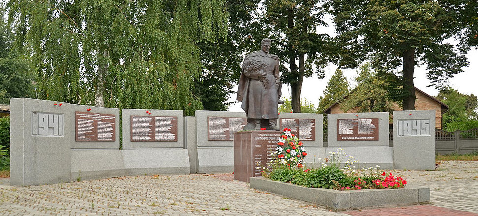 г. Ирпень (Гостомель). Мемориал, установленный в 1953 году на братской могиле воинов, погибших при освобождении Гостомеля. 