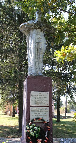 с. Пологи-Яненки Переяслав-Хмельницкого р-на. Памятник в центре села, установленный в 1960 году на братской могиле воинов, погибших в годы войны. 