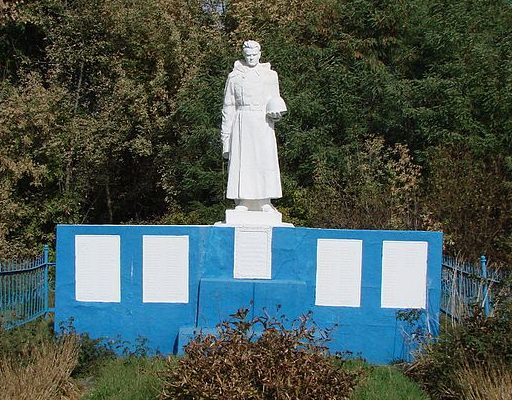с. Сулимовка Яготинского р-на. Памятник возле Дома культуры, установленный в 1955 году на братской могиле воинов, погибшим в годы войны.