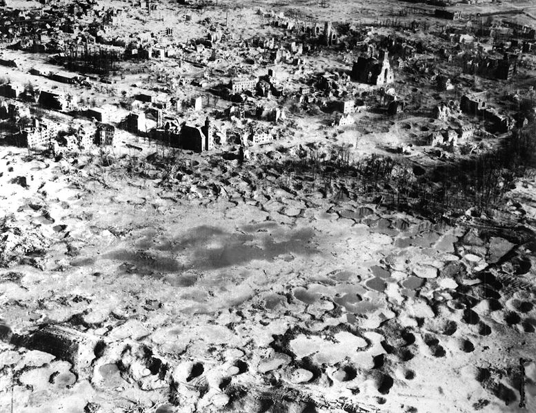 «Лунный пейзаж» города после налета. 15 февраля 1945 г.