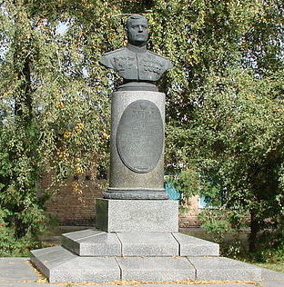 с. Сулимовка Яготинского р-на. Бюст дважды Героя Советского Союза Кравченко А.Г., установленный в 1948 году возле школы.