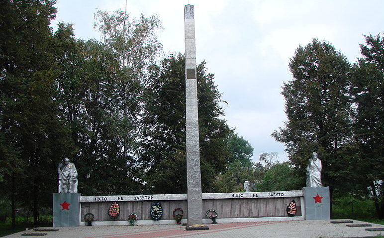 с. Гоголев Броварского р-на. Памятник у сельского совета, установленный воинам-односельчанам, погибшим в годы войны. 