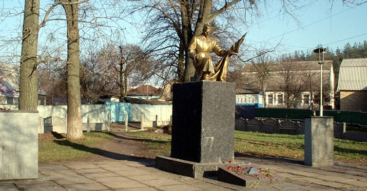 г. Ирпень (Гостомель). Памятник на братской могиле советских воинов.
