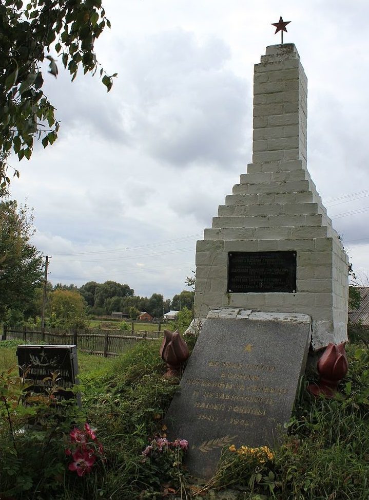 с. Помокли Переяслав-Хмельницкого р-на. Памятник, установленный в 1965 году на братской могиле воинов, погибших в годы войны. 