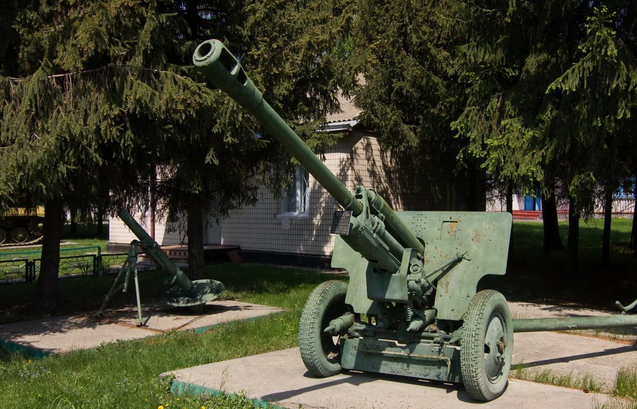 с. Сулимовка Яготинского р-на. Орудие, установленное возле клуба, в память о прошедшей войне.