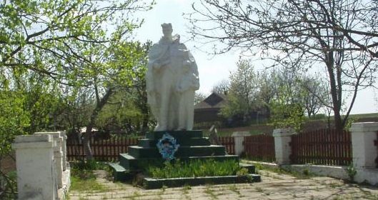 с. Шершенцы Кодымского р-на. Памятник землякам, погибшим в годы войны.