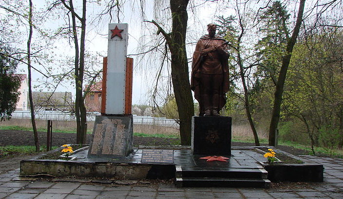 с. Шпитьки Киево-Святошинского р-на. Памятник, установлен в 1966 году, воинам, погибшим во время войны. Здесь же находится памятный знак погибшим односельчанам. 
