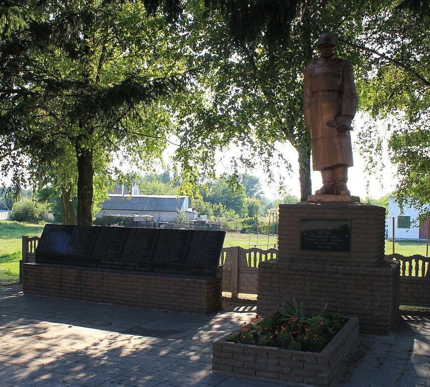 с. Райкивщина Яготинского р-на. Памятник, установленный на братской могиле воинов, погибших в годы войны.