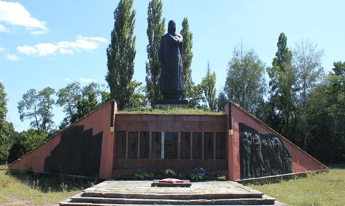 с. Фарбованное Яготинского р-на. Памятник воинам односельчанам, погибшим в годы войны.
