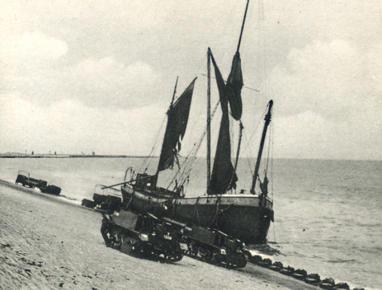 Разрушенные корабли в гавани. Дюнкерк, июнь 1940 г. 