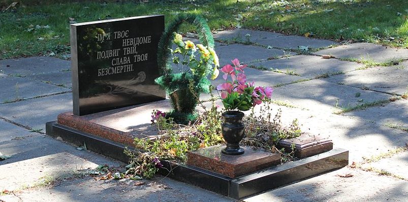 с. Рассвет Переяслав-Хмельницкого р-на. Памятник у дома культуры, установленный в 1953 году на могиле советского летчика. 