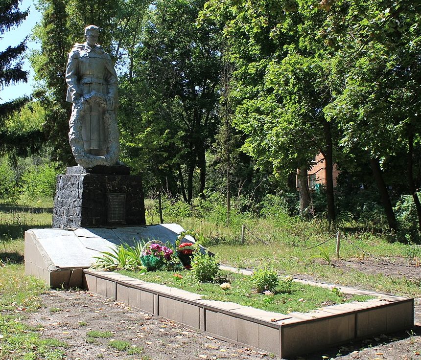 с. Фарбованное Яготинского р-на. Памятник, установленный на братской могиле воинов, погибших в годы войны.