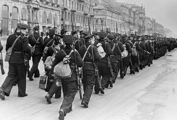 Моряки идут на фронт по улицам Ленинграда. Октябрь 1941 г.