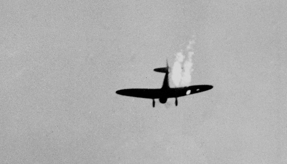 Сбитый японский бомбардировщик. Перл-Харбор. 7 декабря 1941 г.