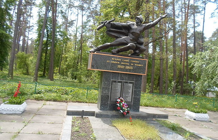 г. Ирпень (Ворзель). Памятник, установленный в 1967 году на братской могиле партизанок-разведчиц Марии Васильевны и Нины Афанасьевны Белостоцких. 
