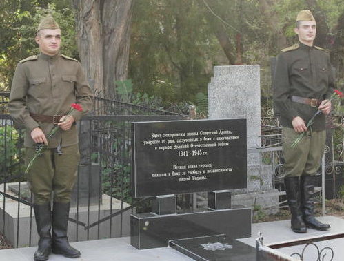 г. Белгород-Днестровский. Памятник на братской могиле, установленный в 1975 году на кладбище по улице Измаильской, в которой похоронено 38 воинов, погибших в годы войны. 