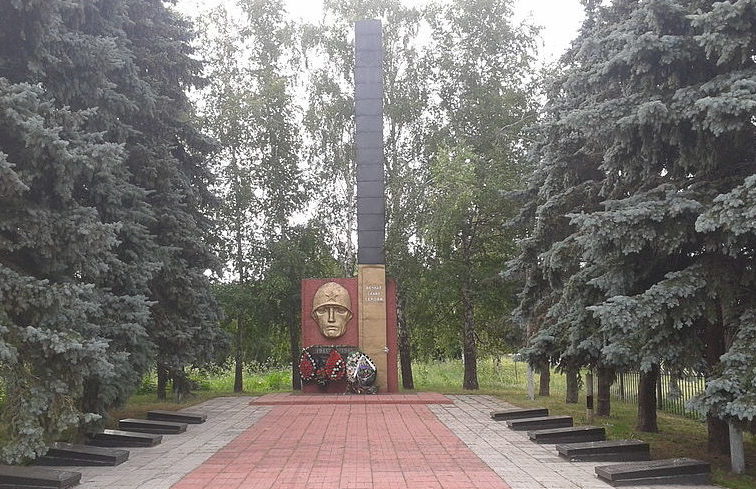 с. Княжичи Броварского р-на. Памятник у сельского совета, установленный в 1981 году на братской могиле воинов, погибших в годы войны. 