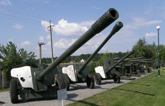 Военная техника и оружие у музея.