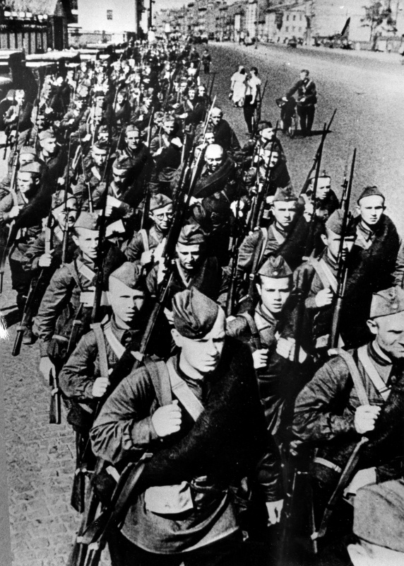 Бойцы Кировской дивизии народного ополчения отправляются на фронт. Октябрь 1941 г.