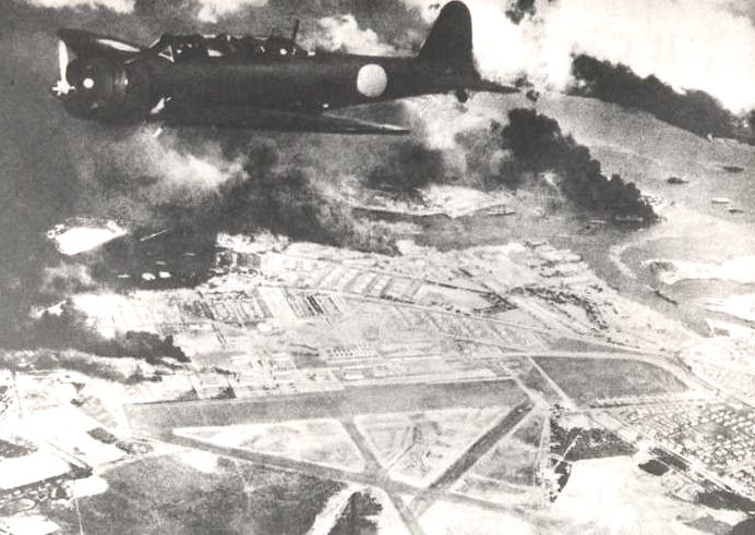 Перл-Харбор после атаки первой волны. 7 декабря 1941 г.