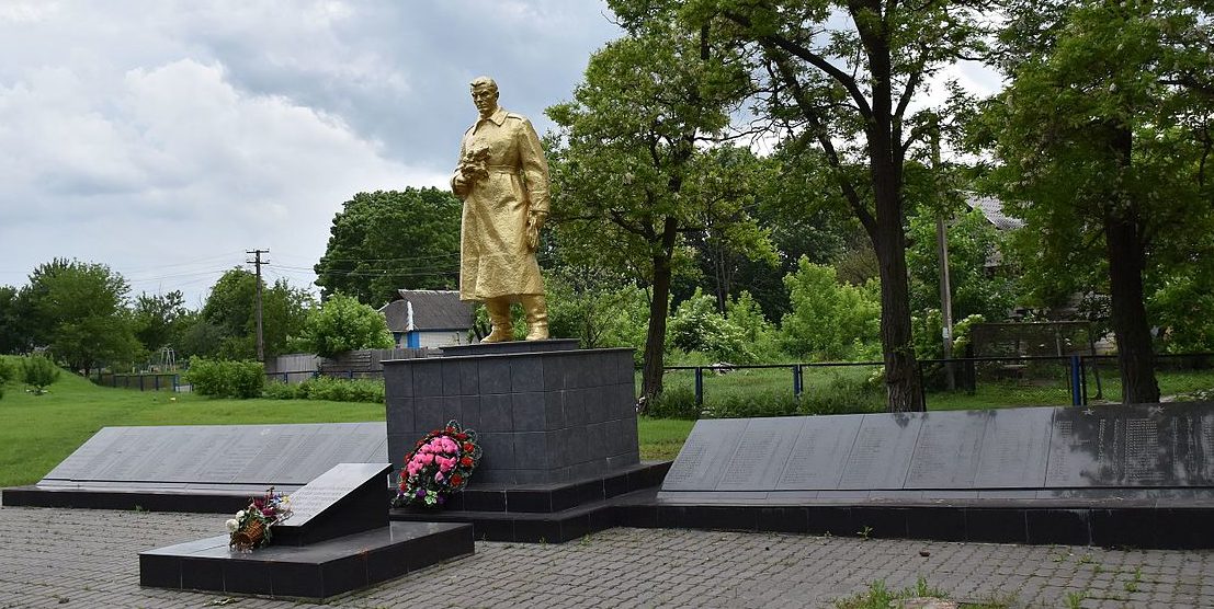 с. Копачив Обуховского р-на. Памятник в центре села, установленный в 1955 году на братской могиле воинов, погибших в годы войны. 