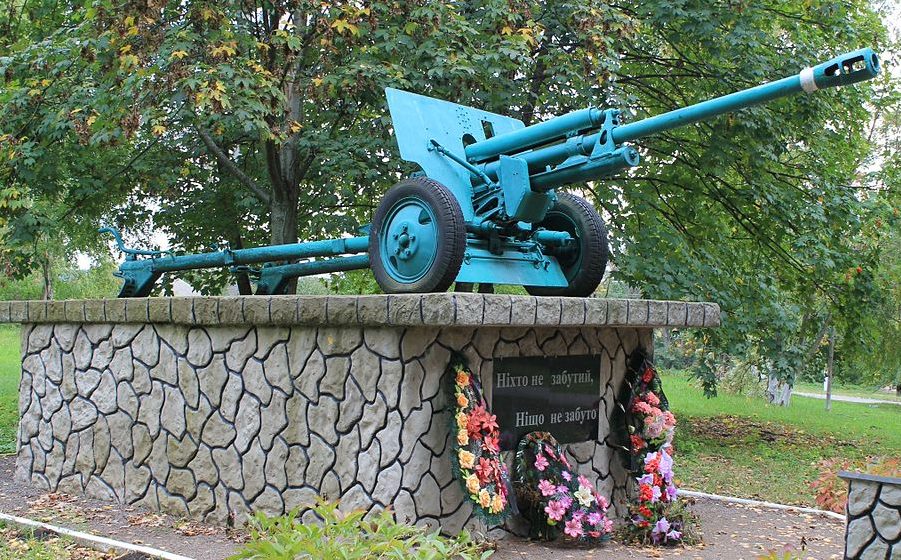 с. Сосновая Переяслав-Хмельницкого р-на. Памятник в центре села, установленный в 1954 году на братской могиле воинов, погибших в годы войны. 