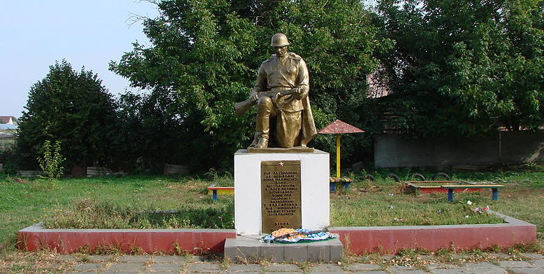 с. Красиловка Броварского р-на. Памятник у клуба, установленный в 1953 году на братской могиле воинов, погибших в годы войны. 