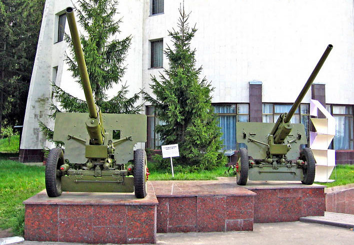Военная техника и оружие у музея.