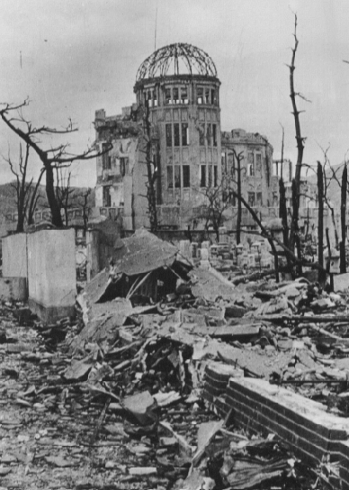 Разрушенный Выставочный центр Торгово-промышленной палаты Хиросимы. Август 1945 г.