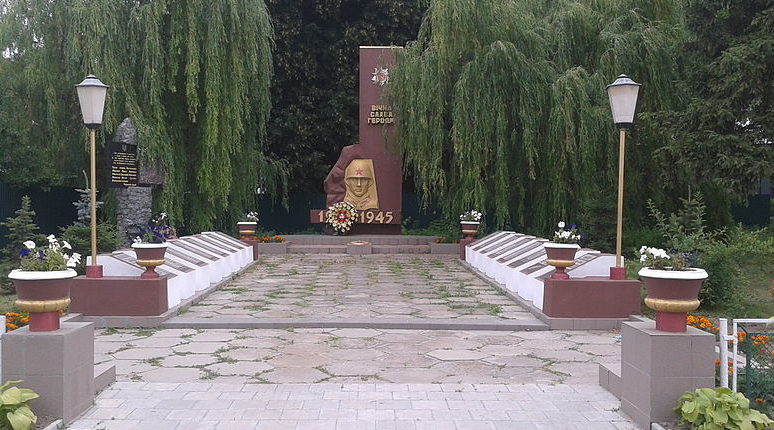 с. Красиловка Броварского р-на. Памятник у сельсовета, установленный в 1970 году на братской могиле воинов, погибших в годы войны. 