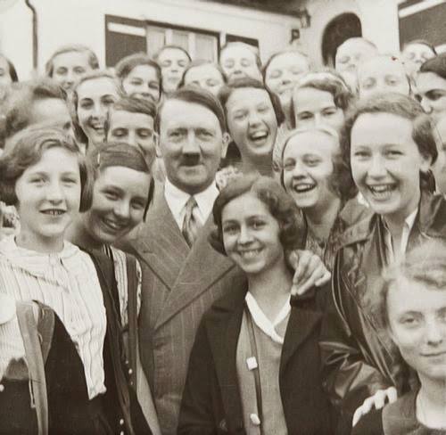 Гитлер среди девушек из BDM.
