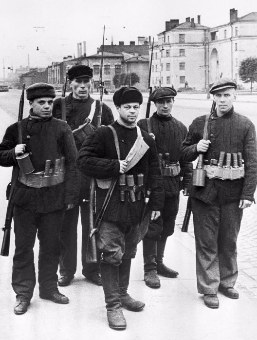 Бойцы рабочего отряда Фрунзенского р-на Ленинграда патрулируют город. 1941 г.