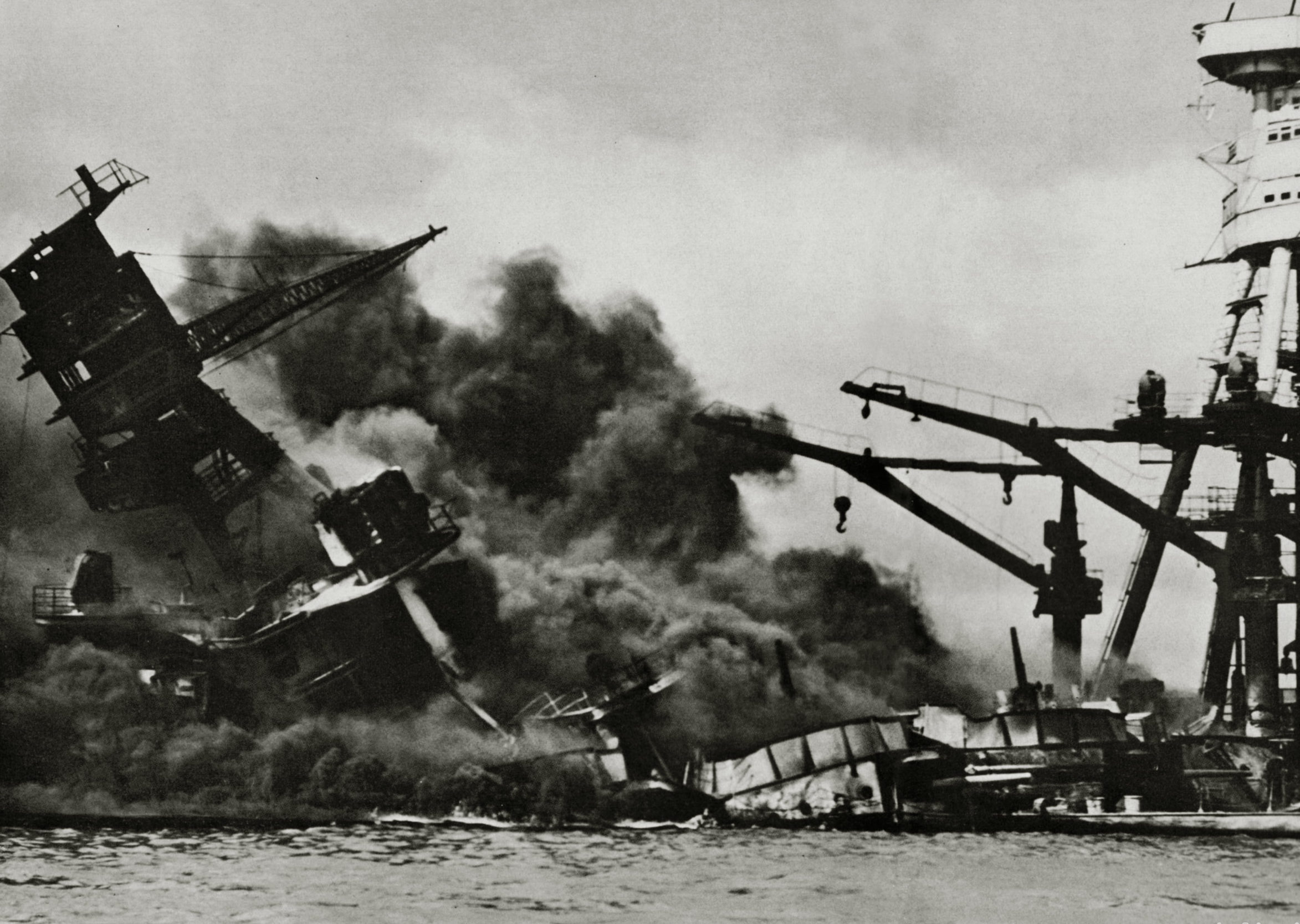 Линкор «Аризона» горит после японской бомбардировки. 7 декабря 1941 г.