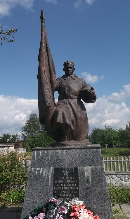 с. Летки Броварского р-на. Памятник в центре села, установленный на братской могиле воинов-освободителей.