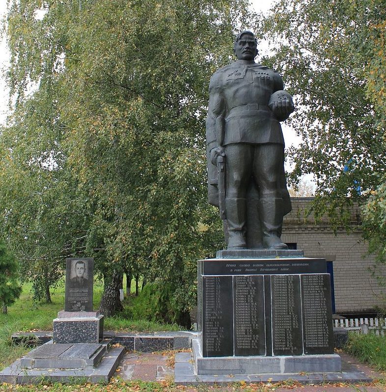 с. Строкова Переяслав-Хмельницкого р-на. Памятник у клуба, установленный в 1965 году на братской могиле воинов, погибшим в годы войны. 