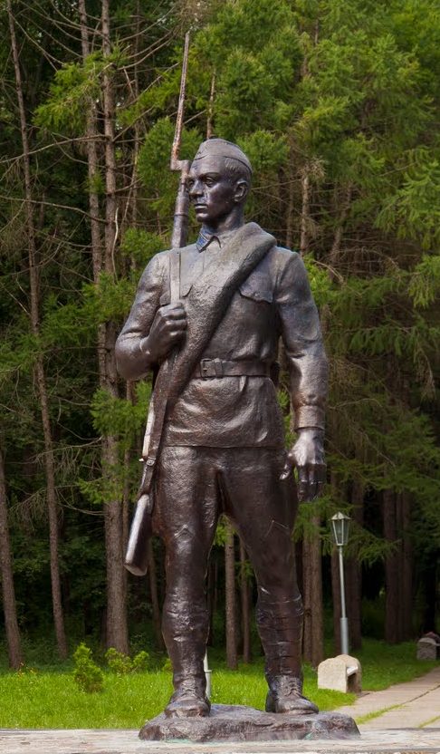 г. Яготин. Памятник Неизвестному солдату в городском парке.
