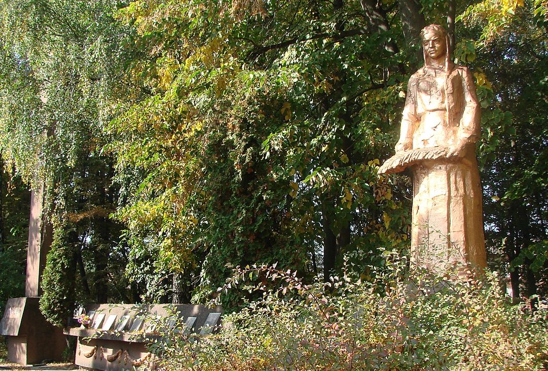 п. Дрозды Белоцерковского р-на. Памятник, установленный в 1967 году погибшим воинам-односельчанам в годы войны.