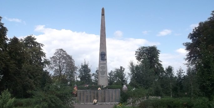 с. Летки Броварского р-на. Обелиск в центре села, установленный в 1952 году в честь погибших односельчан в годы войны. 