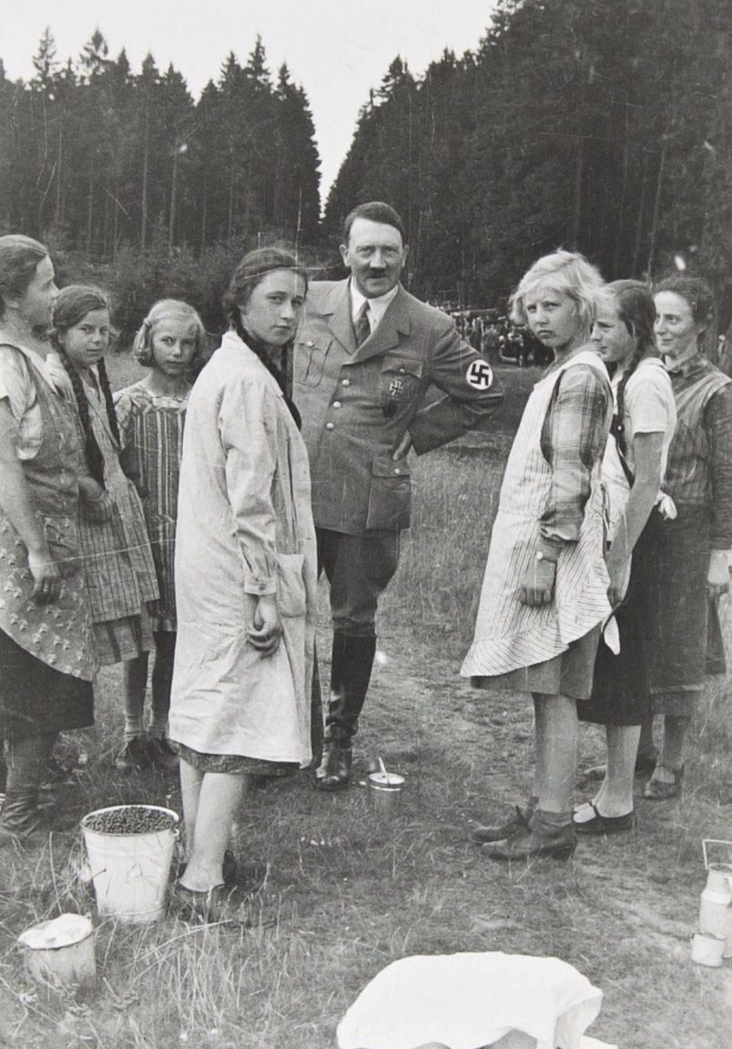 Гитлер среди девушек из BDM.